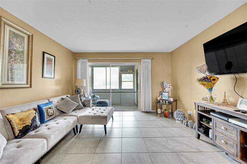 Image 5 of 25 For 2769 Ashley Dr West  Unit F