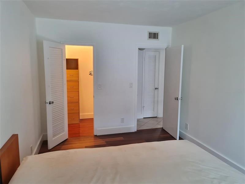 Image 13 of 21 For 300 Golden Isles Dr  104