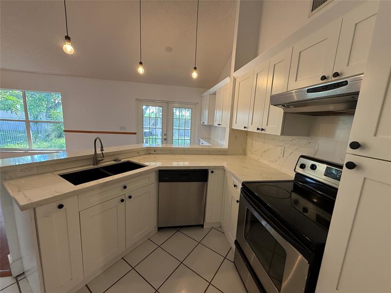 Image 12 of 33 For 2633 Bogota Ave