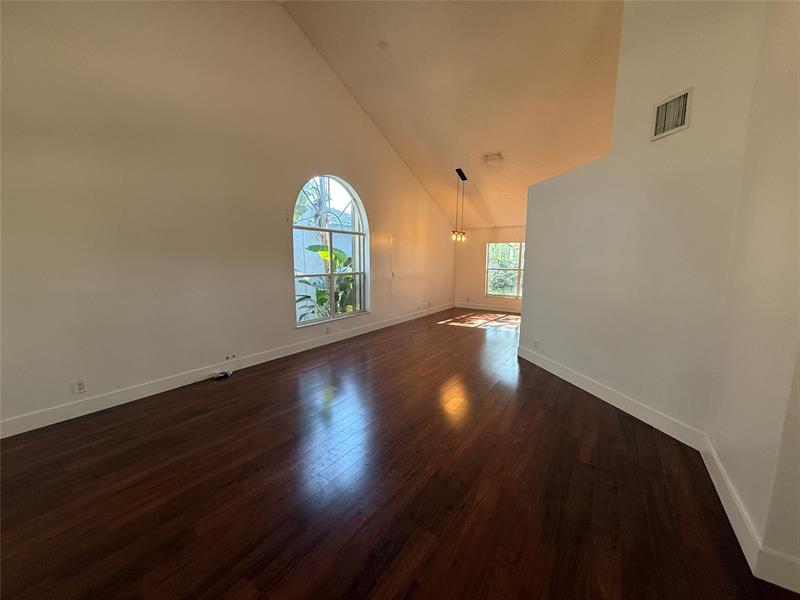 Image 5 of 33 For 2633 Bogota Ave