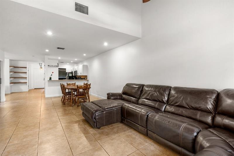 Image 15 of 27 For 1178 University Dr  1178