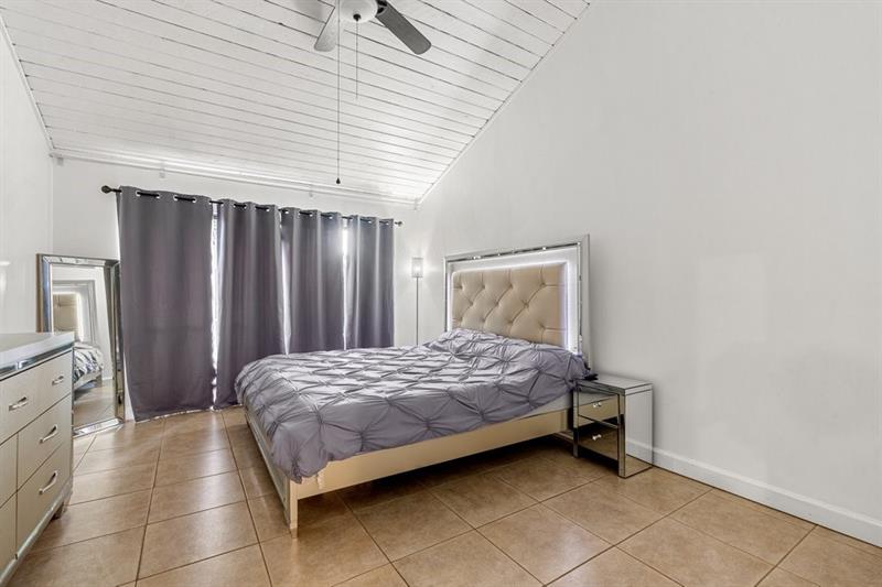 Image 16 of 27 For 1178 University Dr  1178