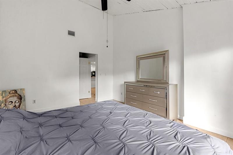 Image 17 of 27 For 1178 University Dr  1178