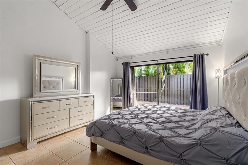 Image 18 of 27 For 1178 University Dr  1178