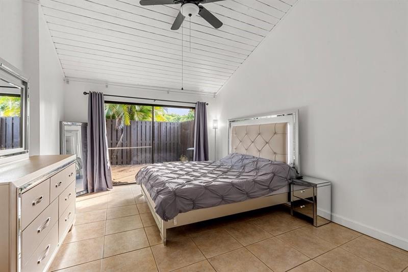 Image 19 of 27 For 1178 University Dr  1178