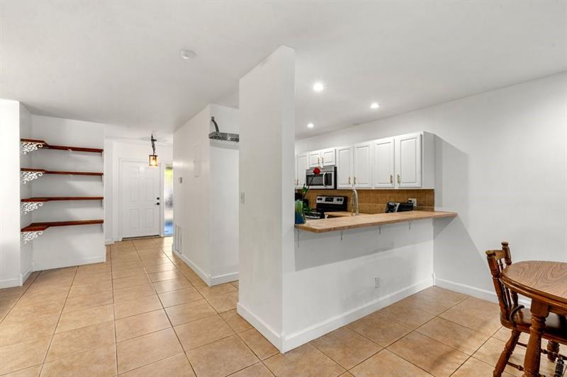 Image 6 of 27 For 1178 University Dr  1178