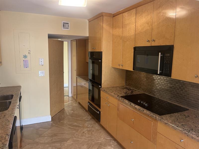 Image 7 of 14 For 19667 Turnberry Way  4j