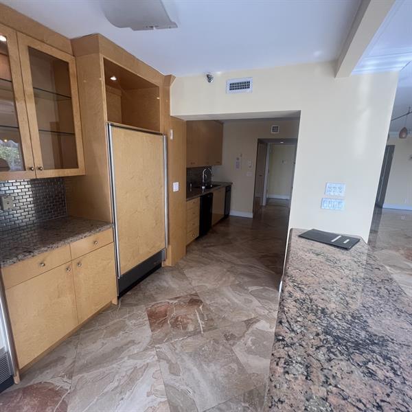 Image 8 of 14 For 19667 Turnberry Way  4j