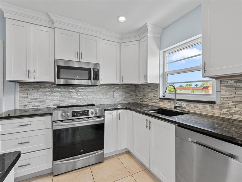 Image 3 of 32 For 5 Vista Palm Ln  207