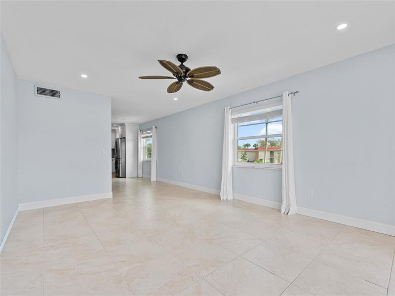 Image 7 of 32 For 5 Vista Palm Ln  207