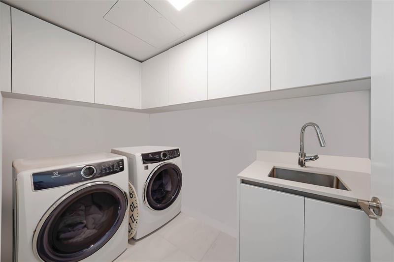 Image 18 of 34 For 900 Ocean Blvd  906