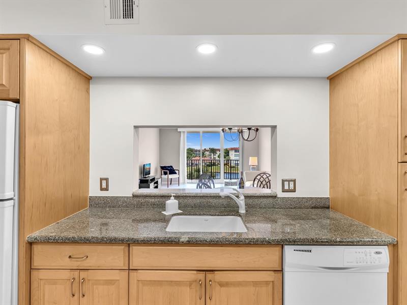 Image 11 of 51 For 1150 Hillsboro Mile  309