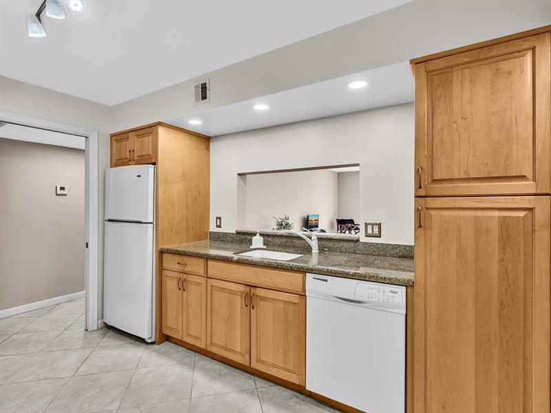 Image 12 of 51 For 1150 Hillsboro Mile  309