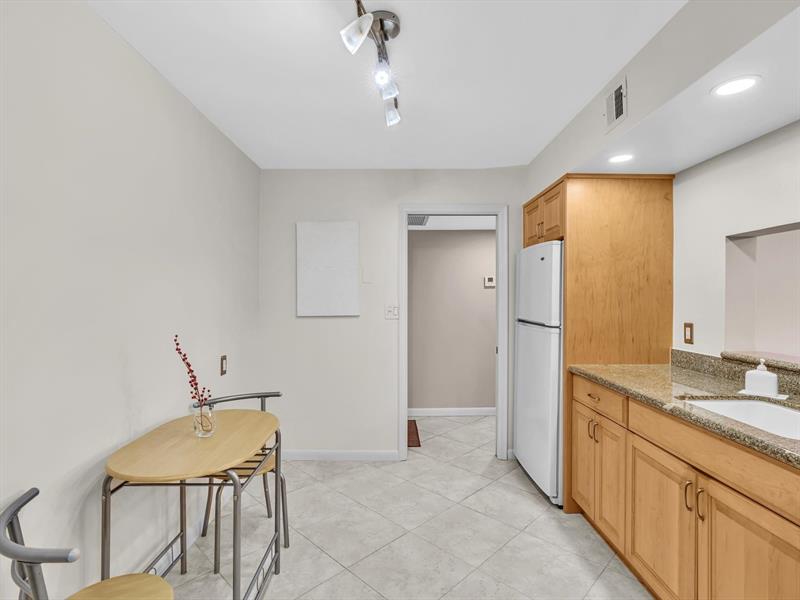 Image 13 of 51 For 1150 Hillsboro Mile  309