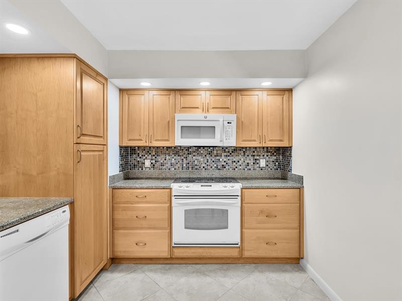 Image 14 of 51 For 1150 Hillsboro Mile  309