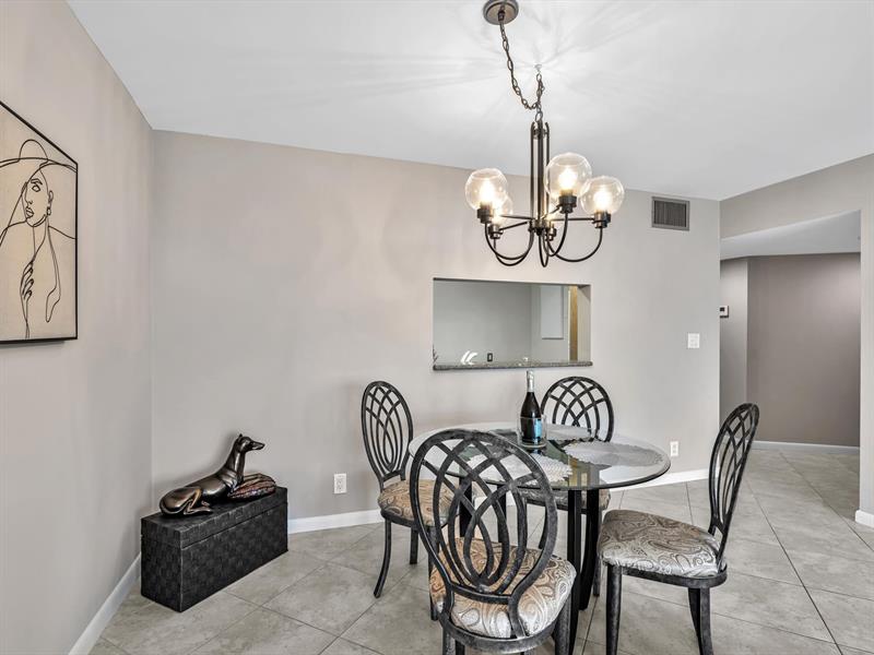 Image 19 of 51 For 1150 Hillsboro Mile  309