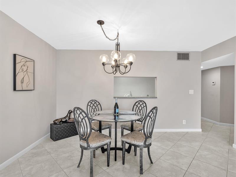 Image 20 of 51 For 1150 Hillsboro Mile  309