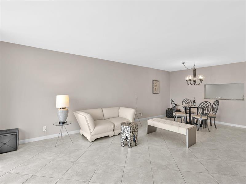 Image 22 of 51 For 1150 Hillsboro Mile  309