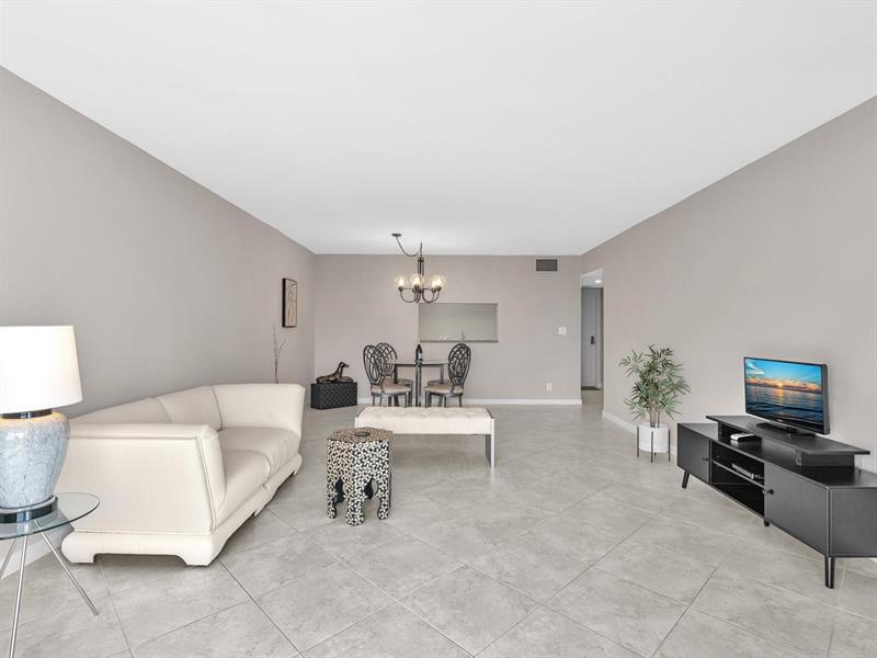 Image 23 of 51 For 1150 Hillsboro Mile  309