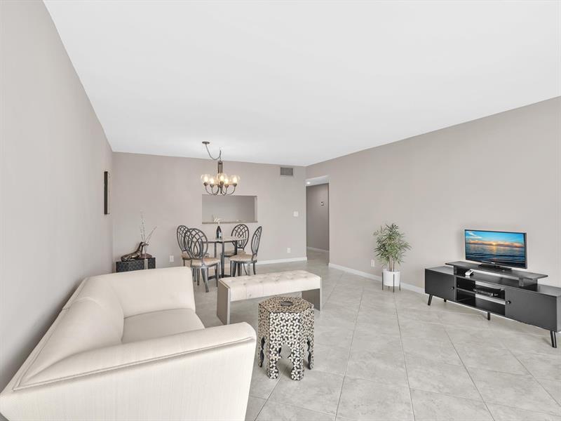 Image 24 of 51 For 1150 Hillsboro Mile  309