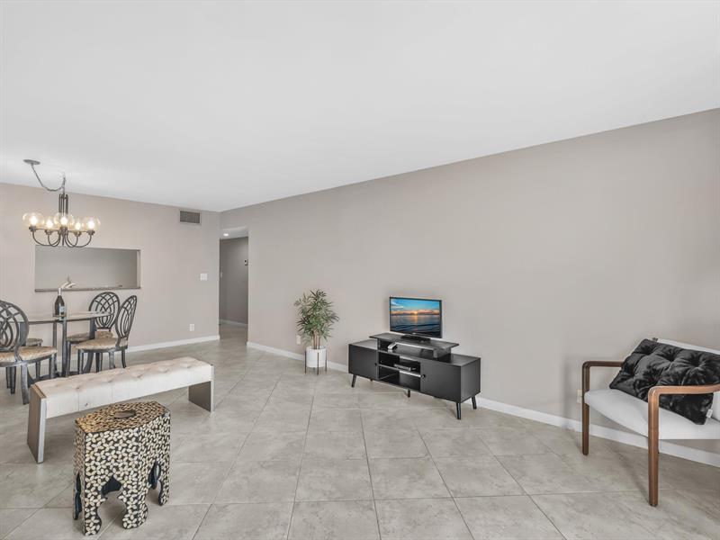 Image 25 of 51 For 1150 Hillsboro Mile  309