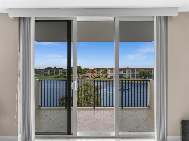 Image 26 of 51 For 1150 Hillsboro Mile  309