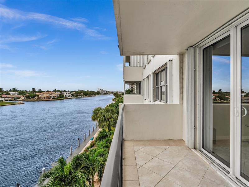 Image 31 of 51 For 1150 Hillsboro Mile  309