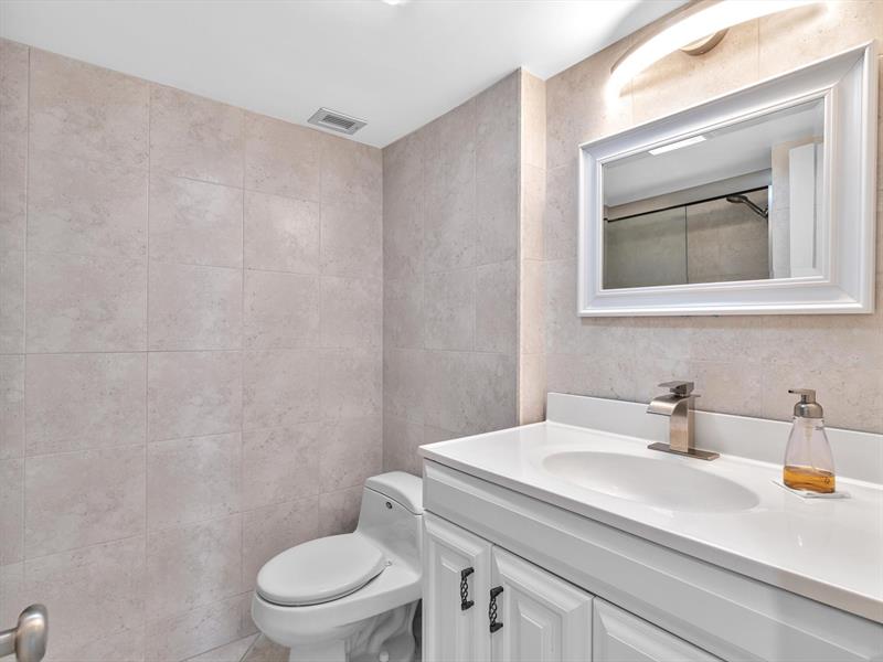 Image 33 of 51 For 1150 Hillsboro Mile  309