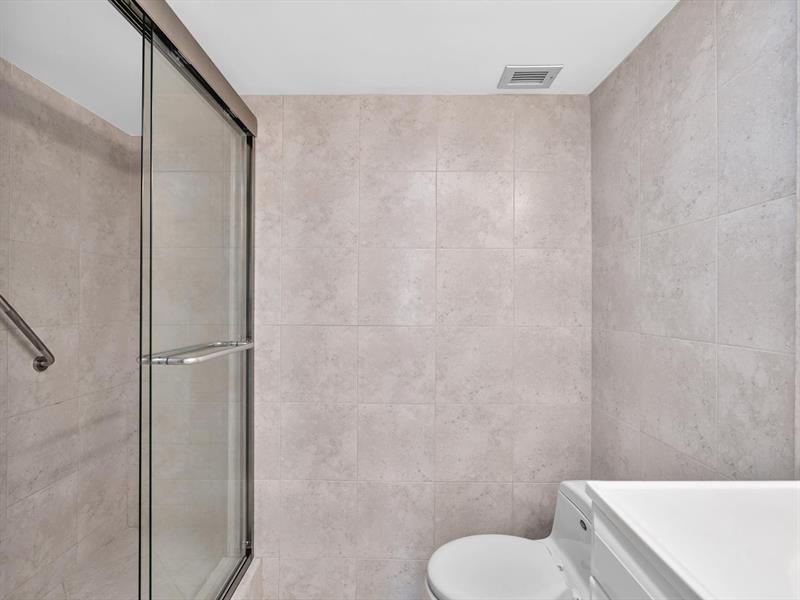 Image 34 of 51 For 1150 Hillsboro Mile  309