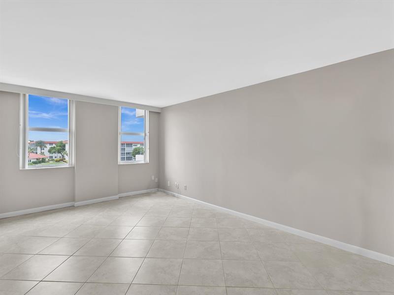 Image 36 of 51 For 1150 Hillsboro Mile  309