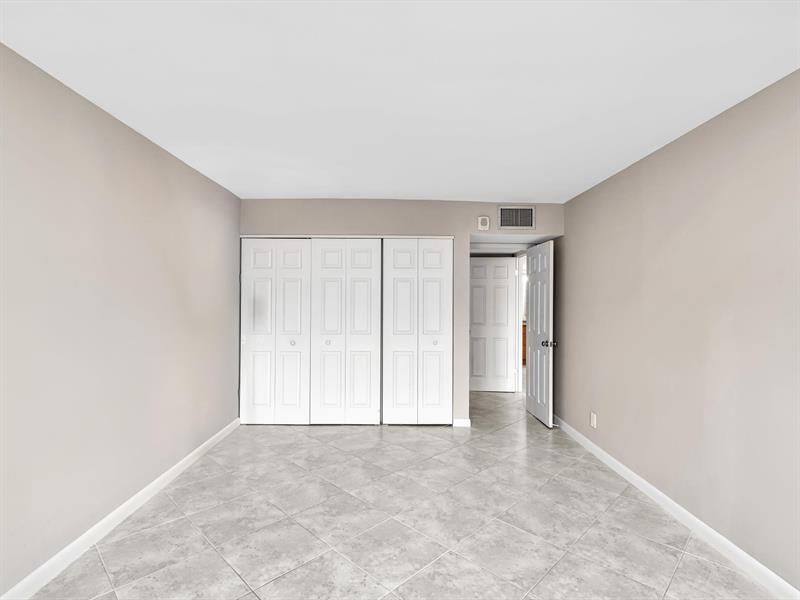 Image 39 of 51 For 1150 Hillsboro Mile  309