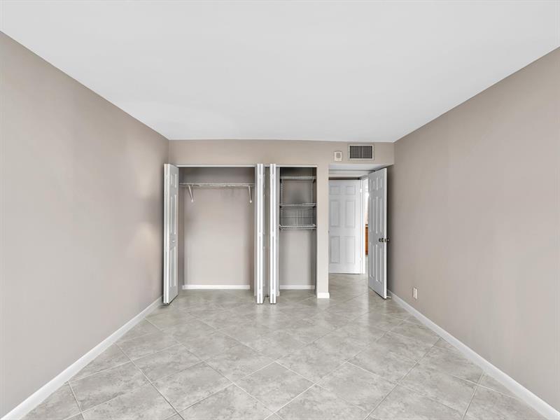 Image 40 of 51 For 1150 Hillsboro Mile  309