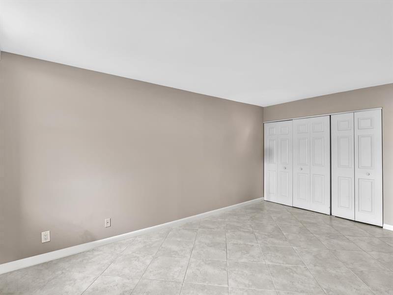 Image 41 of 51 For 1150 Hillsboro Mile  309