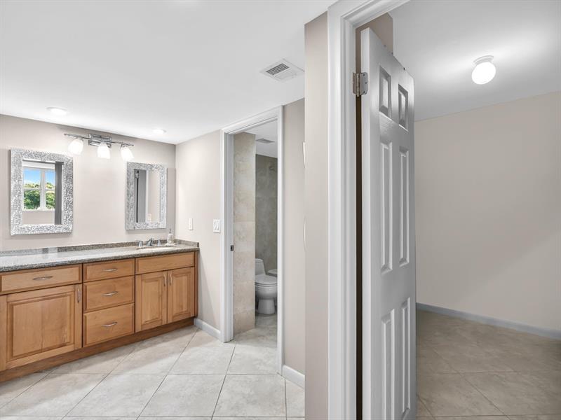 Image 43 of 51 For 1150 Hillsboro Mile  309