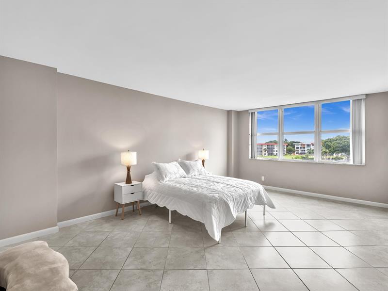 Image 45 of 51 For 1150 Hillsboro Mile  309