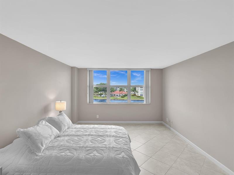 Image 46 of 51 For 1150 Hillsboro Mile  309