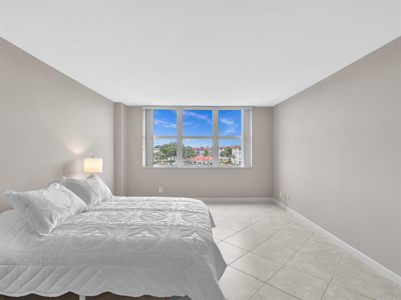 Image 47 of 51 For 1150 Hillsboro Mile  309