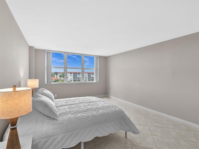 Image 48 of 51 For 1150 Hillsboro Mile  309