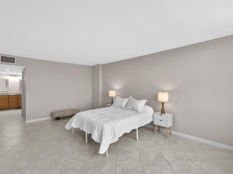 Image 49 of 51 For 1150 Hillsboro Mile  309