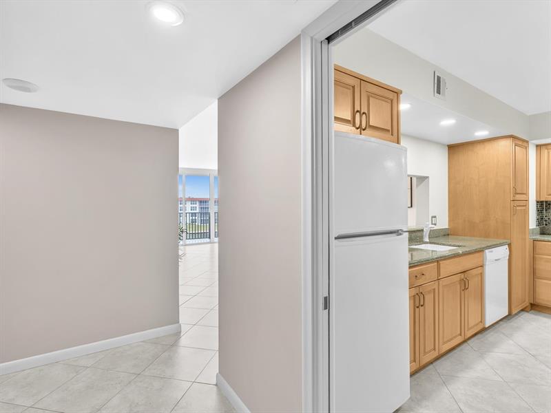 Image 6 of 51 For 1150 Hillsboro Mile  309