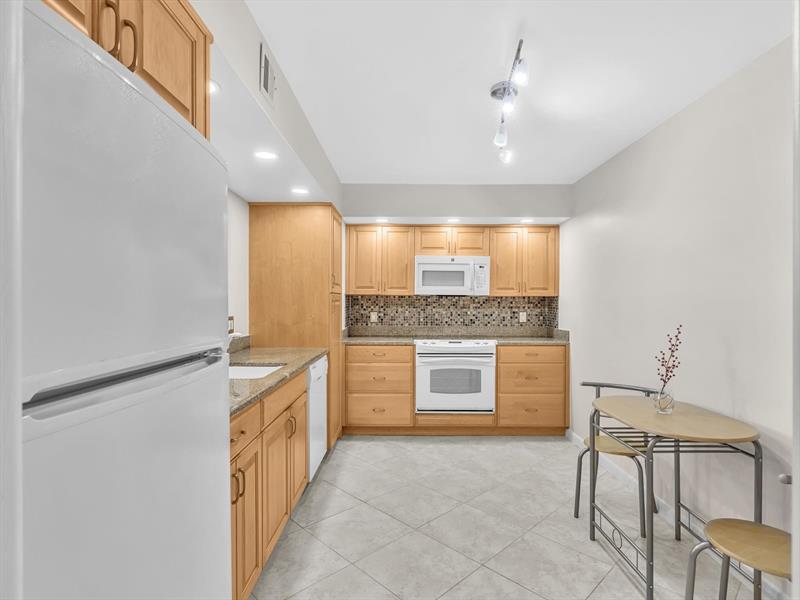 Image 7 of 51 For 1150 Hillsboro Mile  309