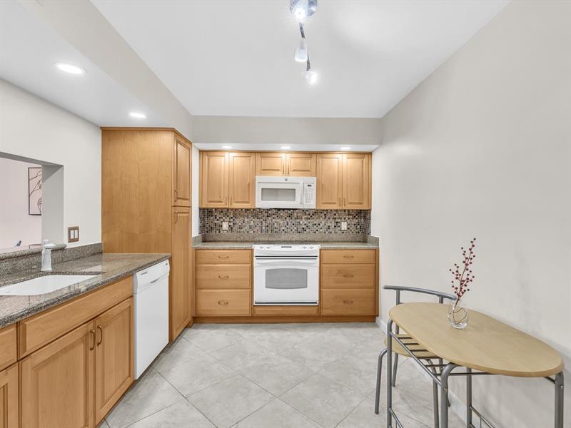 Image 8 of 51 For 1150 Hillsboro Mile  309