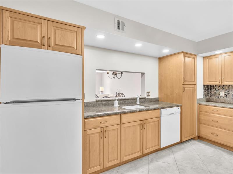 Image 9 of 51 For 1150 Hillsboro Mile  309