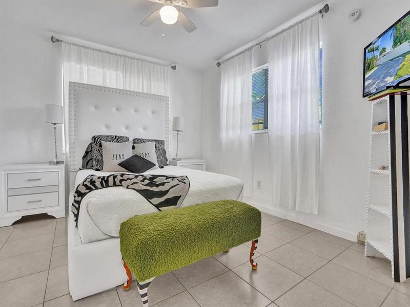 Image 19 of 35 For 4422 Seagrape Dr  1