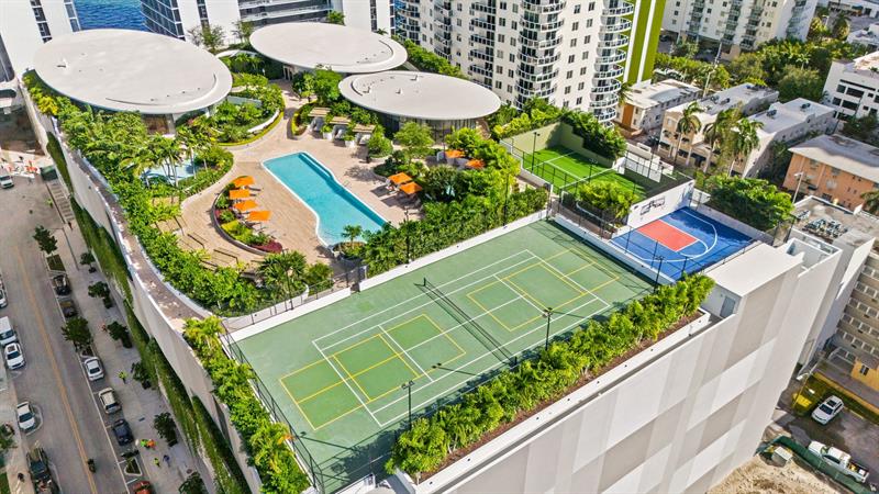 Image 46 of 50 For 700 24th  4007