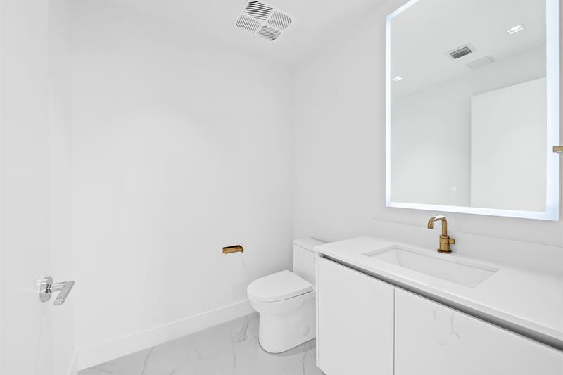 Image 47 of 50 For 700 24th  4007