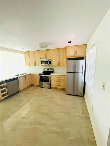 Image 8 of 18 For 13976 Langley Pl