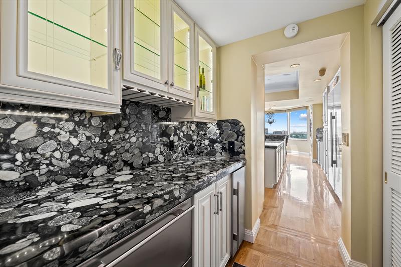 Image 18 of 37 For 3055 Harbor Dr  1603