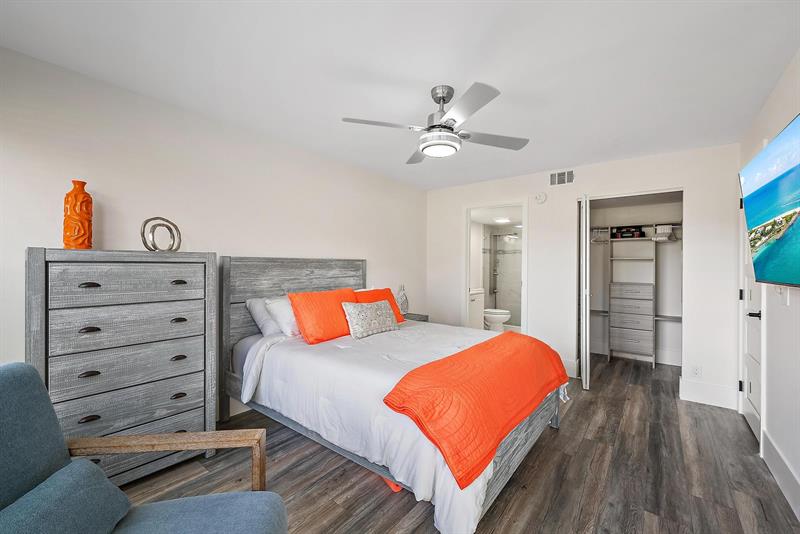 Image 11 of 28 For 6928 Briarlake  102