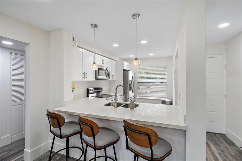 Image 17 of 28 For 6928 Briarlake  102